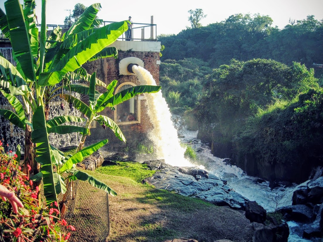 (piracicaba) water falls like money flows, sometimes